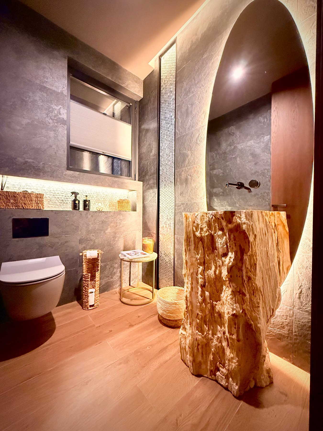 Aseo de cortesía con lavabo tallado en madera petrificada